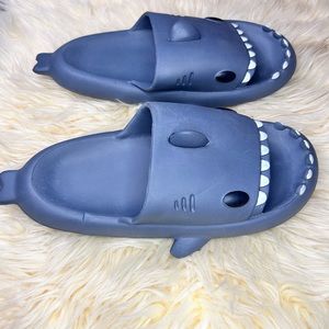 Crayon Friends Cloud Shark Slides Non-Slip Open Toe Slippers Men’s Size 7.5